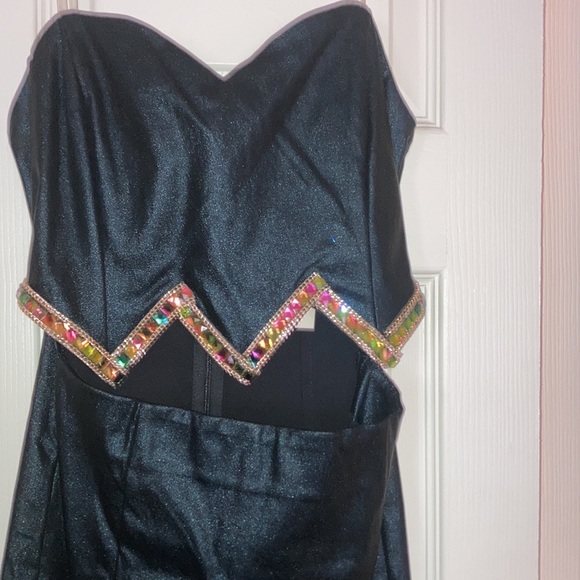 Strapless dress sequin accents - Picture 2 of 6